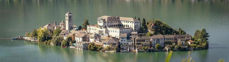 La mundialmente famosa isla de Orta San Giulio, en el norte de Italia. foto