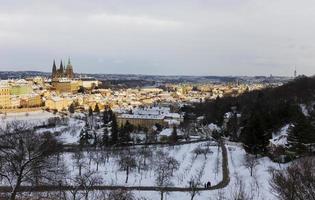 ciudad de praga con castillo gótico, república checa foto