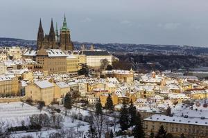 ciudad de praga con castillo gótico, república checa foto