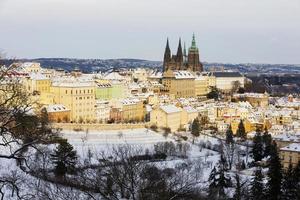 ciudad de praga con castillo gótico, república checa foto