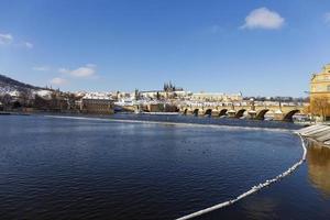 Ciudad menor de praga nevada con el castillo de praga, república checa foto