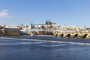 Ciudad menor de praga nevada con el castillo de praga, república checa foto