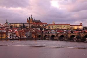 vista de praga con el castillo gótico foto