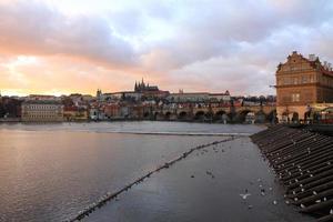 vista de praga con el castillo gótico foto