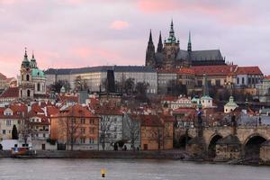 vista de praga con el castillo gótico foto