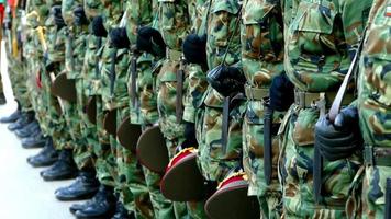 policía y orden militar ley de emergencia soldado monitoreando crimen de seguridad 4k hd video