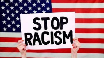 Detener los signos de racismo enfrentan imágenes de video del concepto de sociedad puño