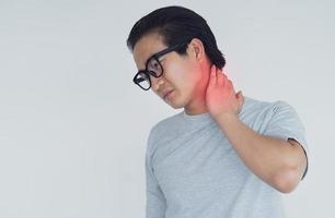 Foto de hombre asiático con dolor en las articulaciones del cuello