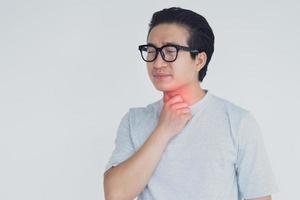 foto de hombre asiático con dolor de garganta
