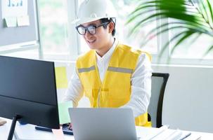 ingeniero asiático trabajando en computadora foto