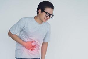 foto de hombre asiático con dolor de estómago