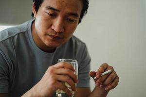 Hombre asiático se siente desesperado por la adicción a fumar foto