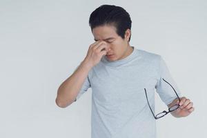foto de hombre asiático con dolor de cabeza