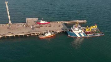 sobrevoando a marina e o porto de carga para navios no mar tiro aéreo video