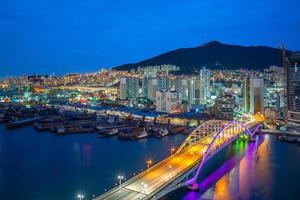 Vista nocturna del puerto y el puente de Busan en Corea del Sur