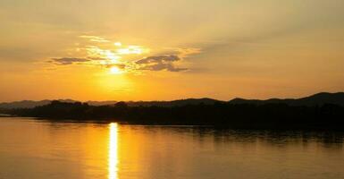 puesta de sol en el río mekong foto