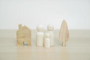 muñeca de madera de la familia en la mesa de madera. concepto de familia de peg doll. enfoque selectivo.