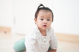 retrato de niña asiática, mirando a la cámara. foto