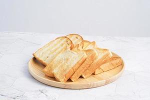 tostadas en rodajas en un plato de madera. foto