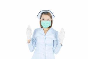 Hermosa doctora o enfermera con máscara protectora y guantes de látex o goma aislados sobre fondo blanco.