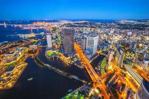 Vista aérea del puerto de Yokohama en Japón por la noche foto