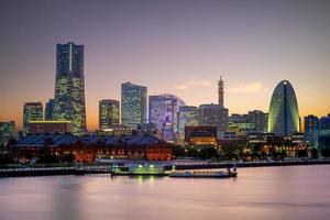 Horizonte del puerto de Yokohama en la prefectura de Kanagawa de Japón foto