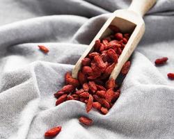 bayas rojas secas de goji para una dieta saludable.