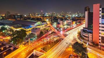 Fondo nocturno de la ciudad moderna, los senderos de luz en el edificio moderno en Bangkok, Tailandia foto