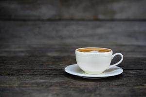taza de café en una mesa de madera foto