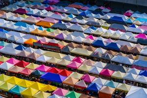 colorido mercado nocturno en tailandia foto