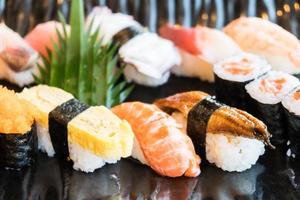 sushi en plato negro foto
