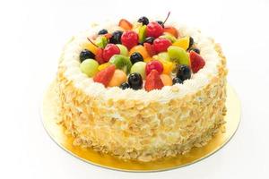 pastel de frutas sobre fondo blanco