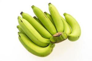plátano verde sobre blanco foto