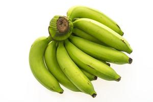 plátano verde sobre blanco foto