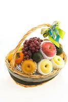 canasta de frutas en blanco foto