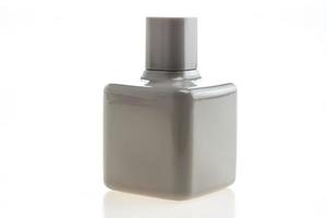 botella de perfume en blanco foto