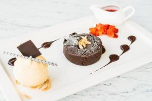 postre dulce con pastel de lava de chocolate y helado foto