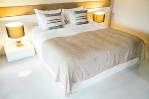almohada en la decoración de la cama en el interior del dormitorio