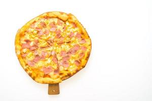 pizza hawaiana en bandeja de madera foto