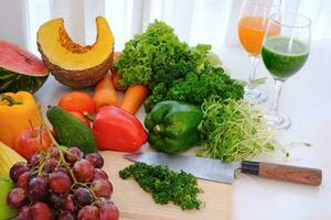 Surtido de frutas y verduras frescas maduras sobre la mesa en el fondo de la cortina blanca, foto