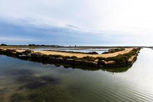 Canales de Marsala entre las salinas, Sicilia, Italia foto