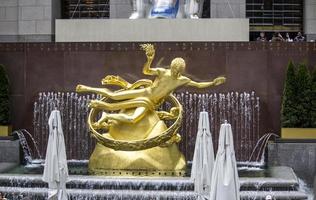 estatua en rockefeller plaza, nueva york, 2017 foto