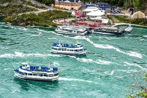 Maid of the mist barcos en las cataratas del niágara foto