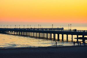 Muelle marino en la ciudad balneario de Palanga, Lituania foto