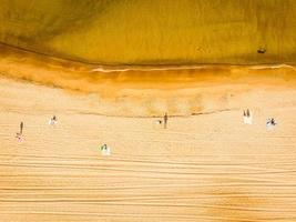 Vista de pájaro de la playa en Palanga, Lituania foto