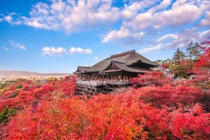 templo de kiyomizu dera en kyoto en japón foto