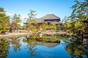 Ciervos y puerta central de Todaiji en Nara, Japón foto