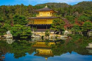 kinkakuji en rokuonji también conocido como golden pavilion en kyoto, japón