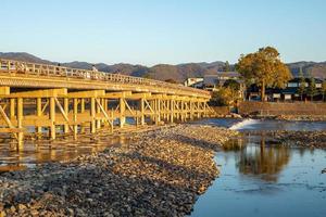 Puente de la cruz de la luna de Togetsukyo en Arashiyama en Kioto, Japón