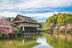 Jardín japonés en el santuario de Heian, Kyoto, Japón foto